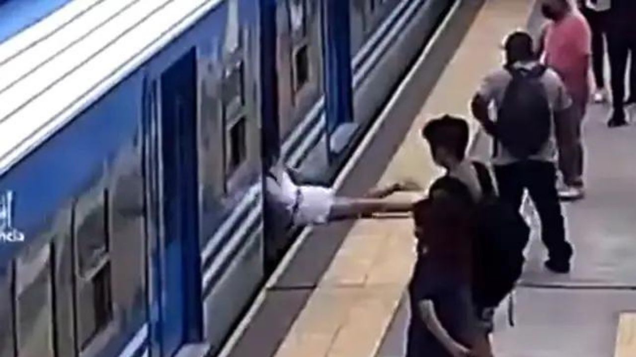 Viral Video : अचानक रेलवे ट्रैक पर बेहोश होकर गिरी महिला, फिर जो हुआ उसे देखकर आप भी हैरान रह जाएंगे