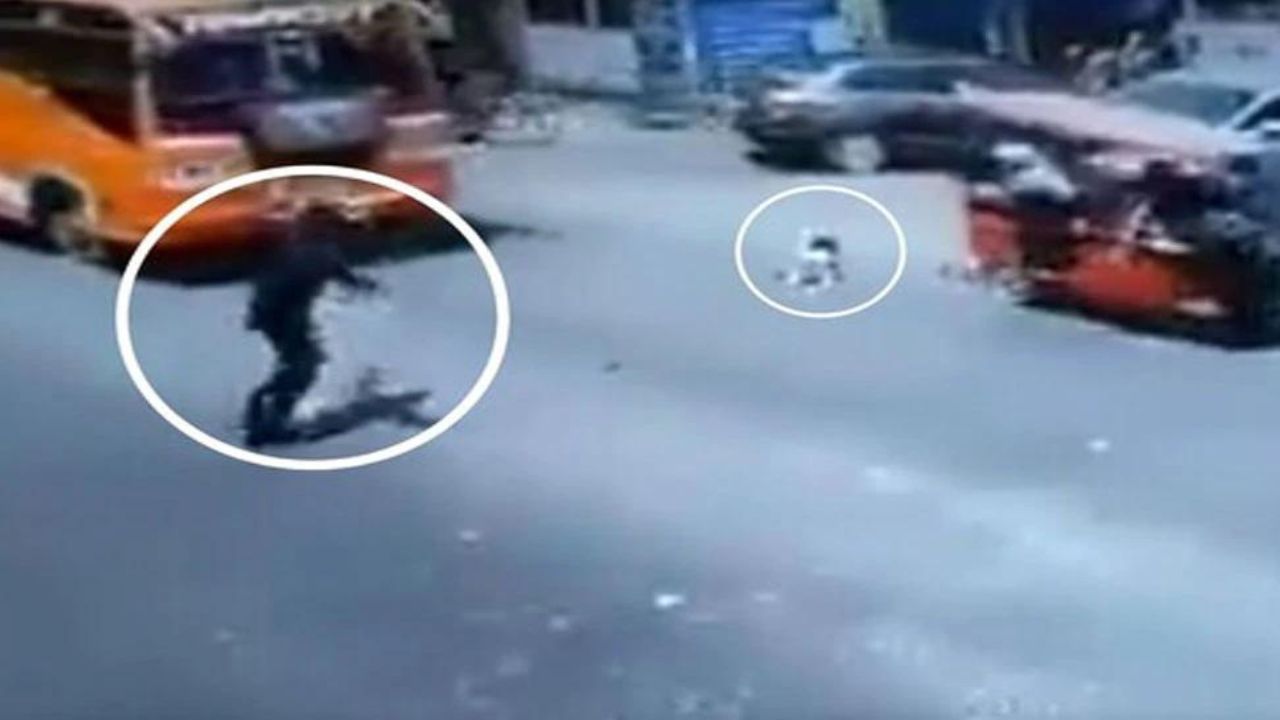 Viral Video: सड़क पर तेज रफ्तार से आ रही बस के सामने अचानक गिरा बच्चा, तो ट्रैफिक पुलिसकर्मी ने बचाई जान