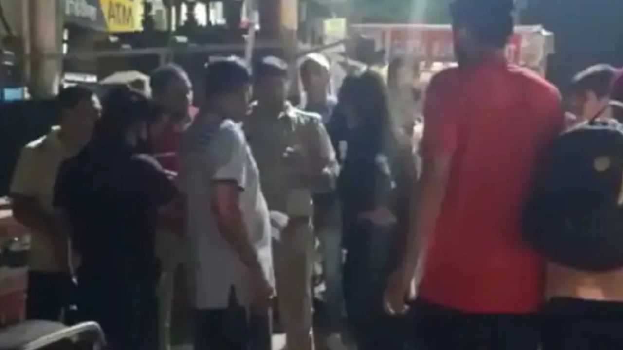 Viral Video: बीच सड़क पर दो लड़कियों ने लड़के को बेहरमी से पीटा, दादागिरी दिखाते हुए पुलिस से भी की अभद्रता- देखें Video