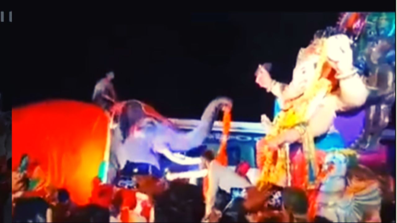 Ganesh Chaturthi: गजराज ने बप्पा को माला पहनाकर किया शाही  स्वागत, लोग बोले- गणपति बप्पा मोरया