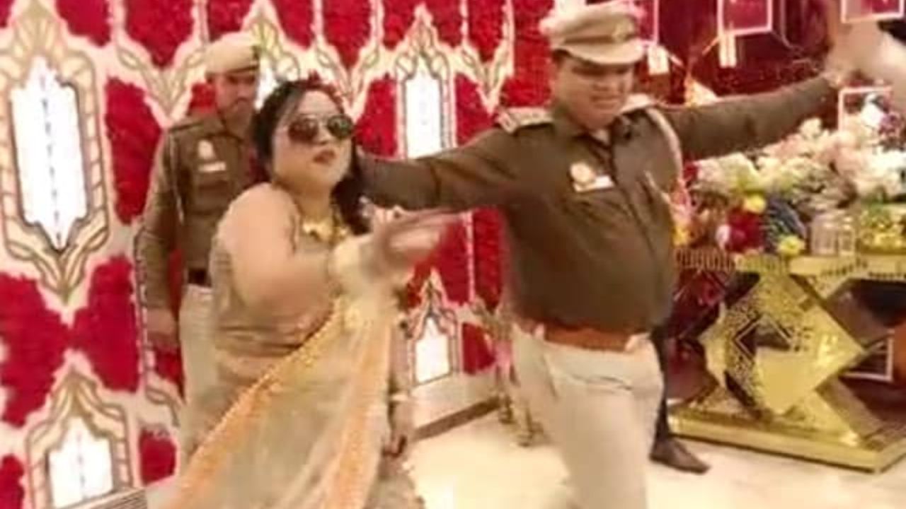 WATCH: दिल्ली पुलिस के SHO ने 'मेरे बलमा थानेदार' गाने पर लगाएं जमकर ठुमके, तो जमकर उड़े नोट