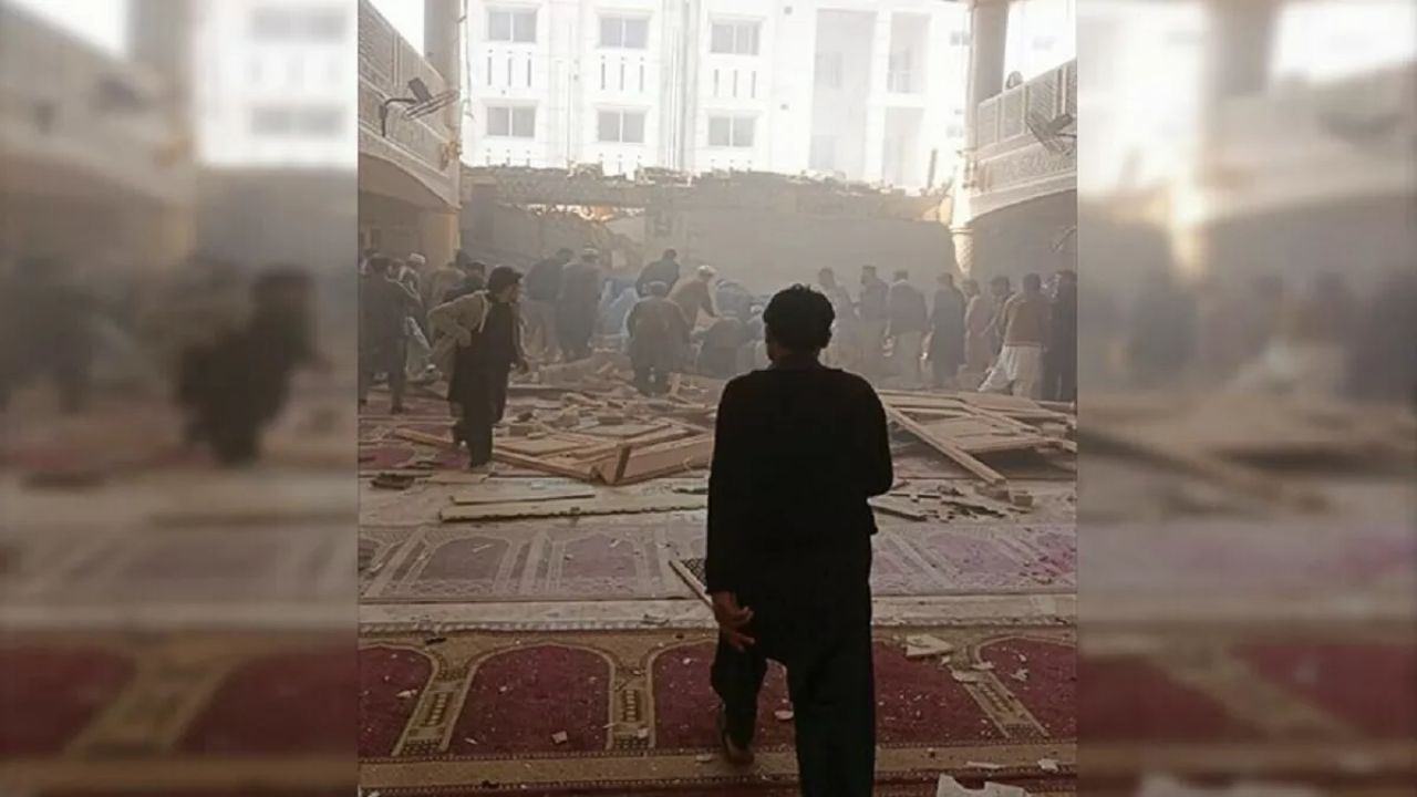 पेशावर बम धमाके में 17 की मौत और 80 घायल, हमलावर ने मस्जिद के अंदर खुद को उड़ाया