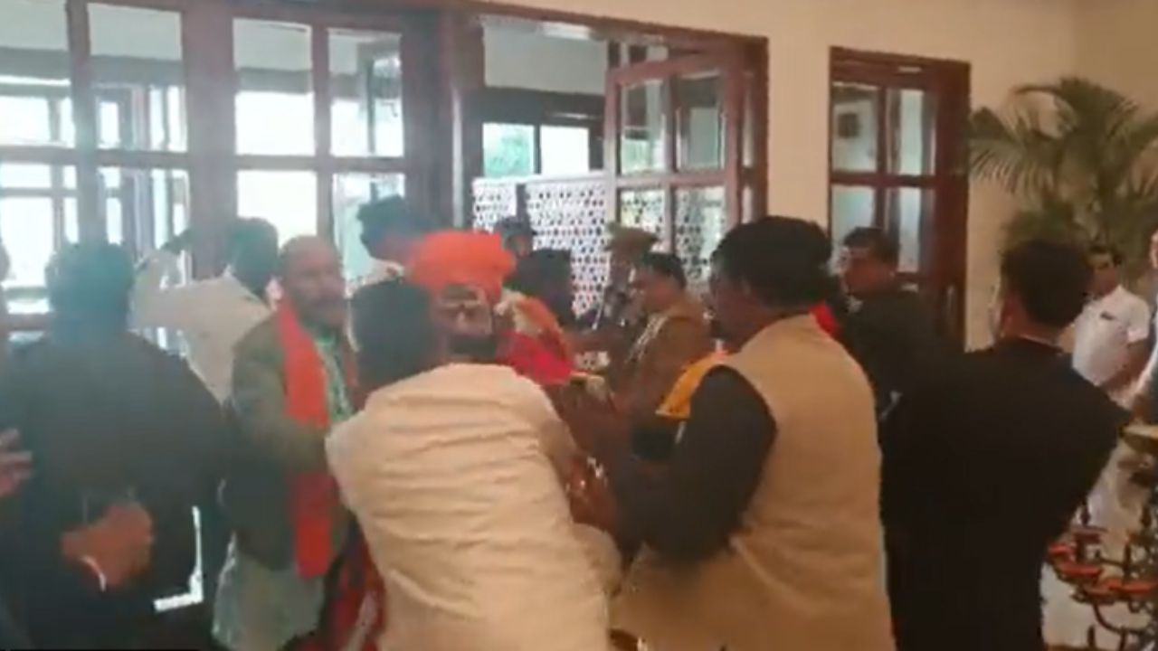 Viral Video: टीवी डिबेट के दौरान स्वामी प्रसाद मौर्य और महंत राजू दास में भिड़ंत! सोशल मीडिया पर वायरल हुआ वीडियो