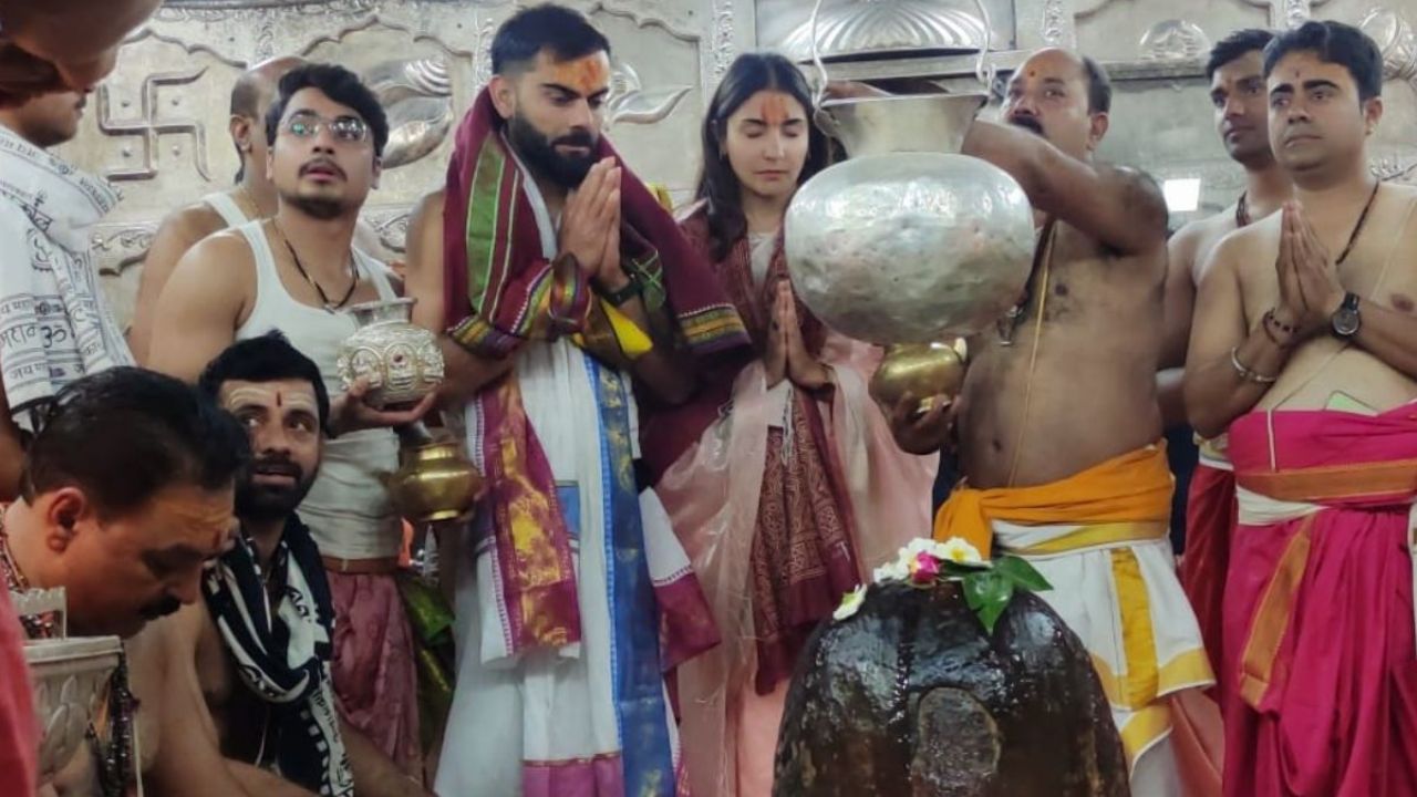 Virat Kohli ने पत्नी अनुष्का के साथ किए बाबा महाकाल के दर्शन, गले में माला और धोती पहने आए नजर, देखें Video