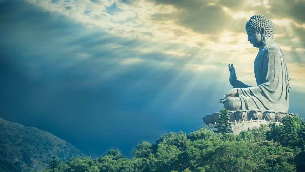 Статуя Будды Шакьямуни в горах