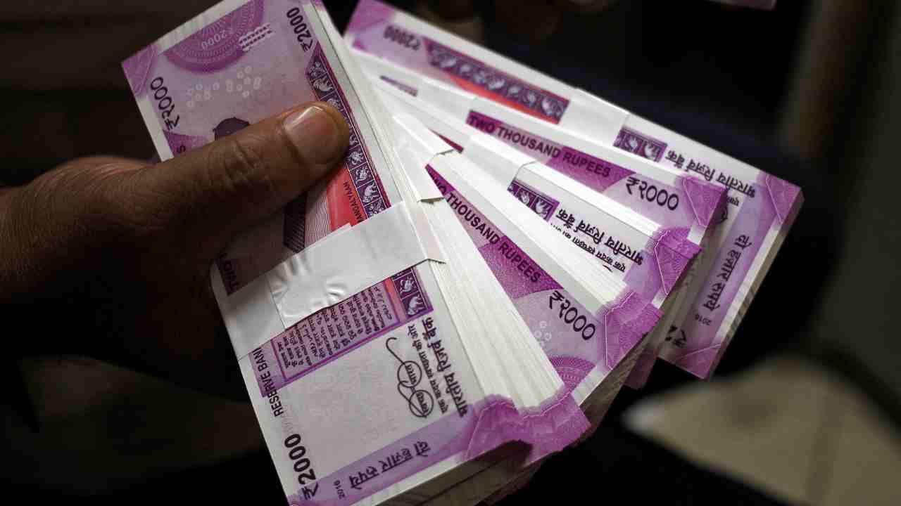 Rs 2000 Banned in India? How to Deposit 2000 Rupees Notes?
