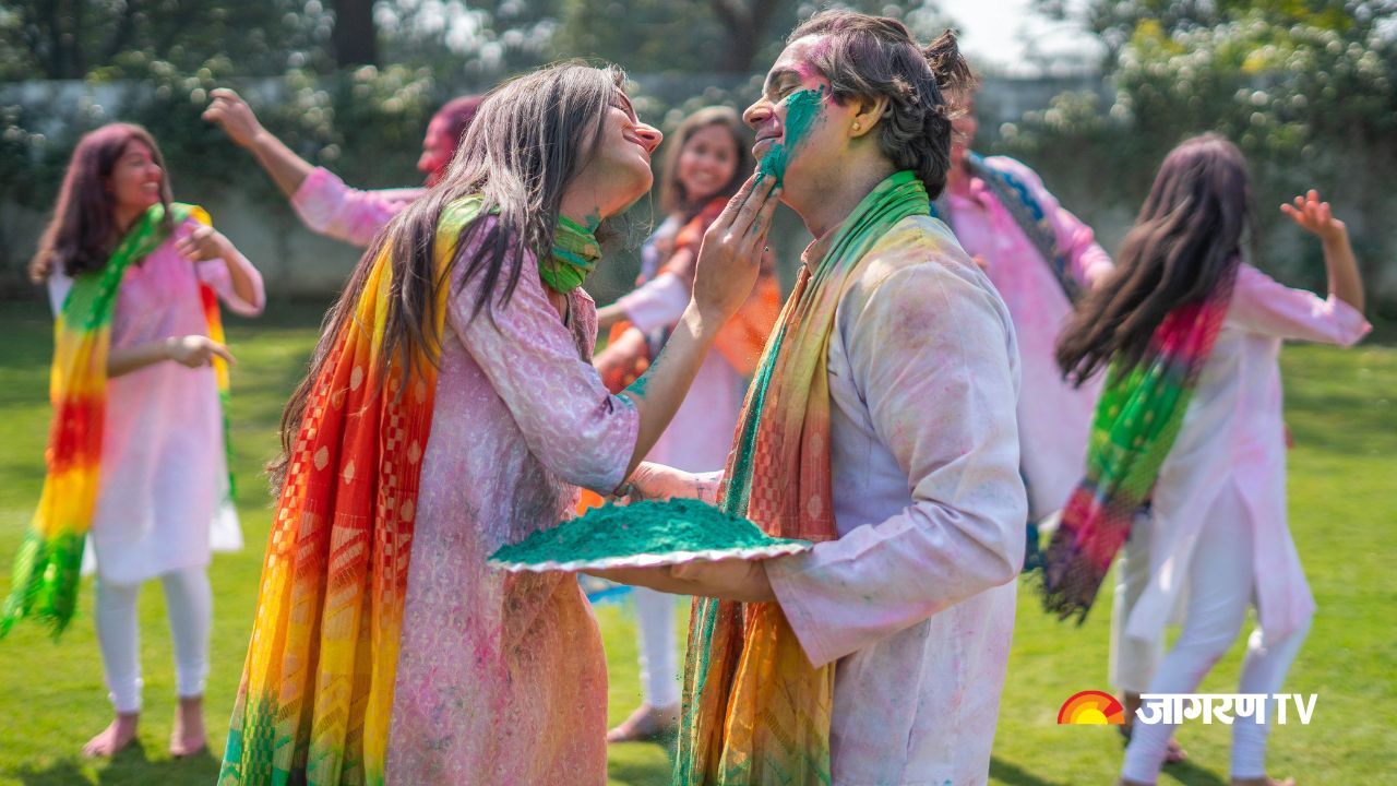 couple playing holi