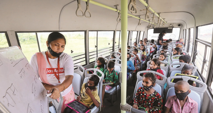 School On Wheels! In New Delhi, 'Hope Buses' bring the school to ...