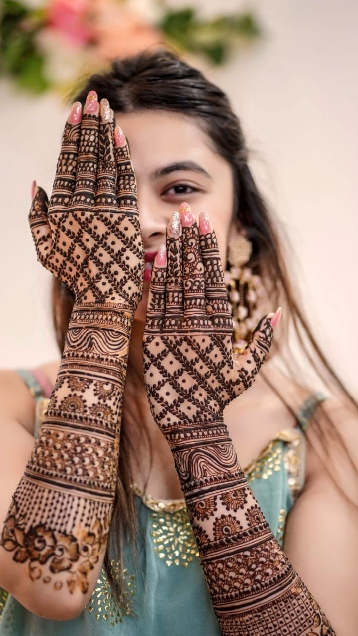 karwachauth mehndi design 2023 for front and back hand henna design images  - Karwachauth Mehndi Design 2023: इस करवाचौथ हथेली के आगे पीछे लगाएं मेहंदी  के ये सिंपल ट्रेंडी डिजाइन, ब्यूटी ...