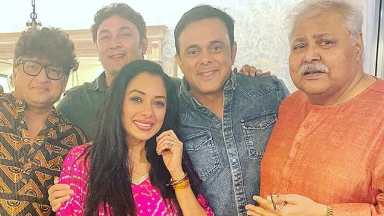 Sarabhai Vs Sarabhai reunion; excited cast recreates the title track; watch video
