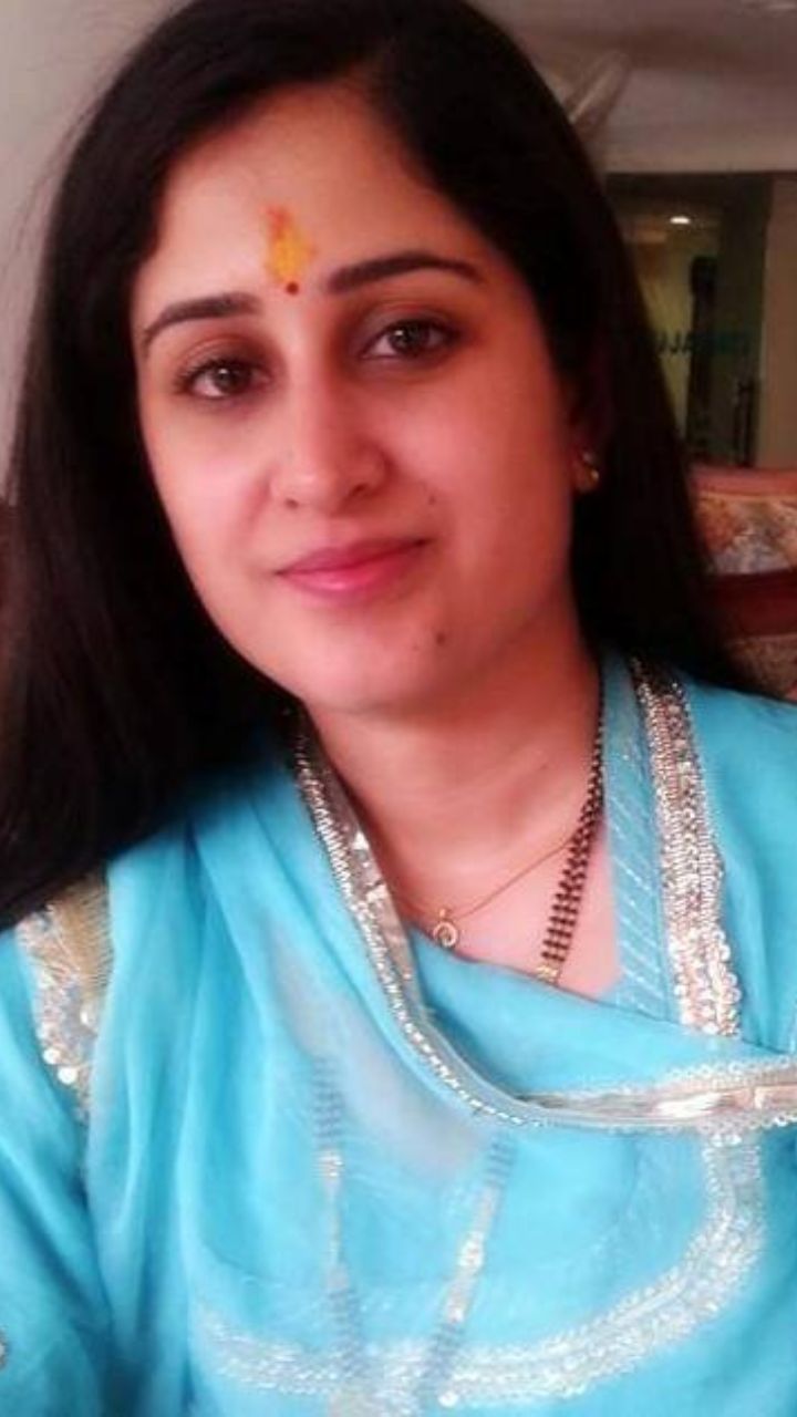 4 ways to drape a saree ft. Unnati silks – Ipsa Gupta