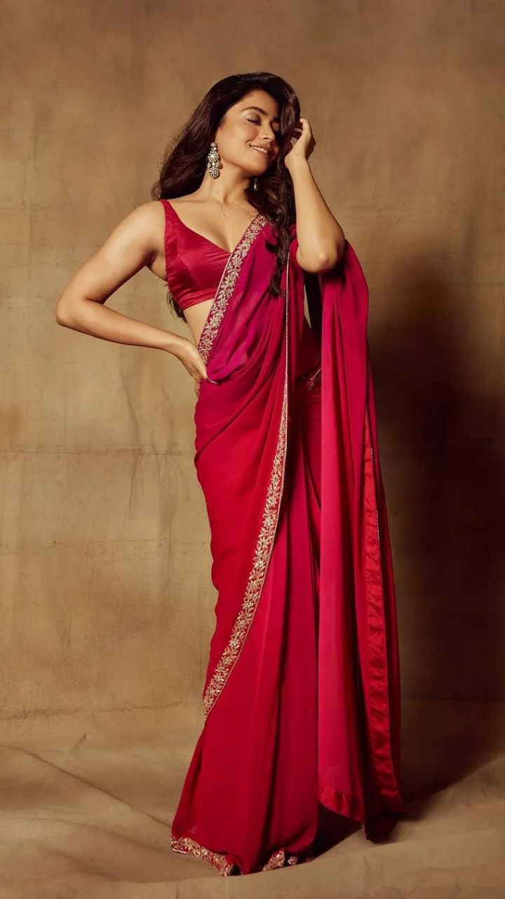 Simple Saree Design -Storyvogue.com | Simple saree designs, Elegant saree,  Wedding saree collection
