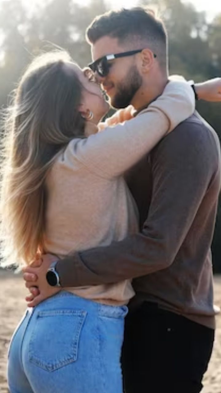 From Bear Hug to Side Hug, Know Different Types of Romantic Hugs