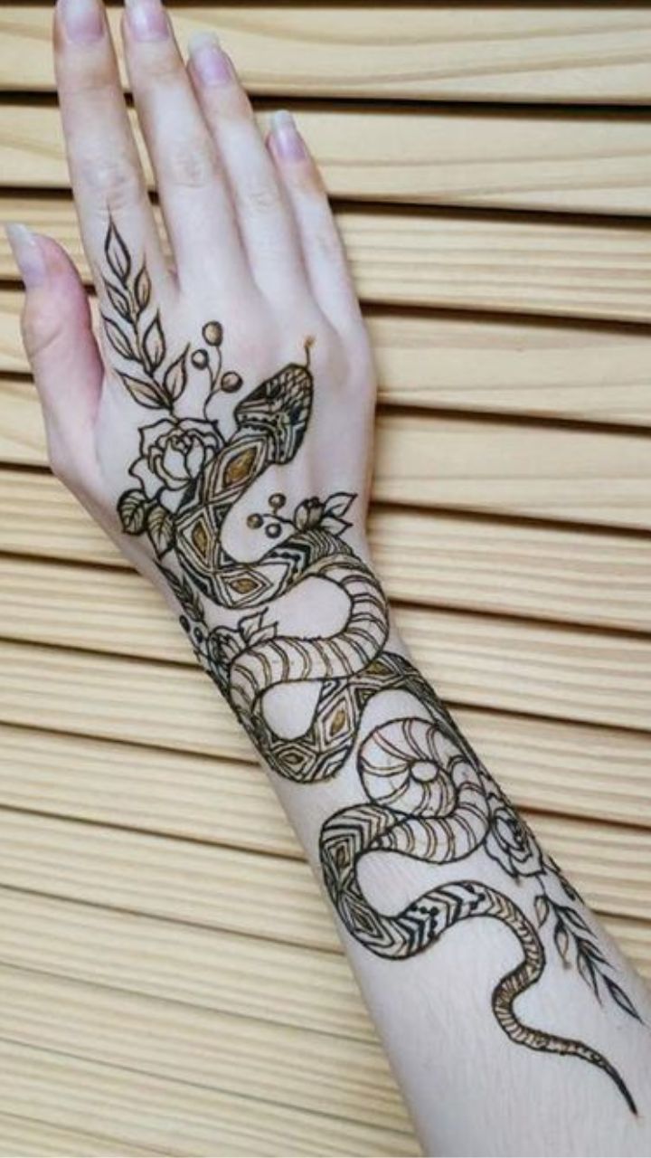 Aesthetic tattoo with henna Looks pretty cool 💕 For bookings 📩DM  📱0760663414 #tattooideas #hennatattoo #hennainspire #simplehenna… |  Instagram