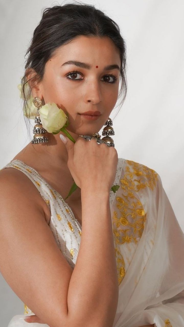 Shop Bright Yellow Muslin Jamdani Saree Online - Free Shipping – Putul's  Fashion